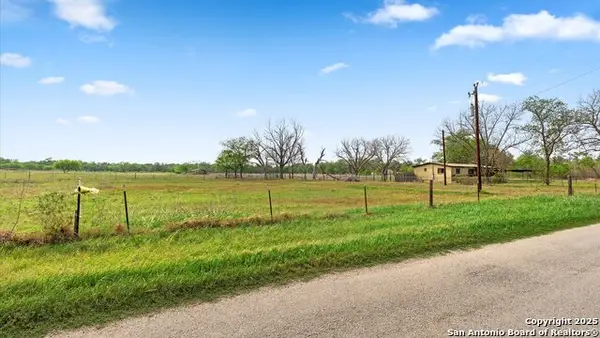 515 Dry Hollow, La Vernia, TX 78121