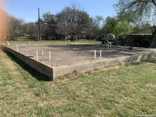 414 Crouch Ave, Devine, TX 78016 - #2