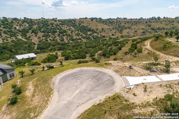 50 Thriving Oak, Blanco, TX 78606