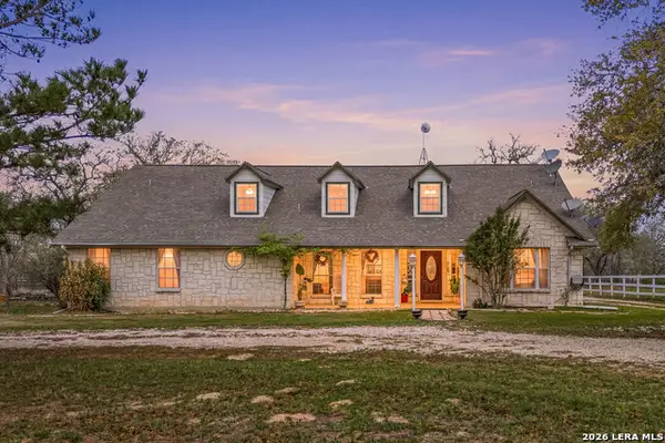 837 Paddy Rd, Floresville, TX 78114