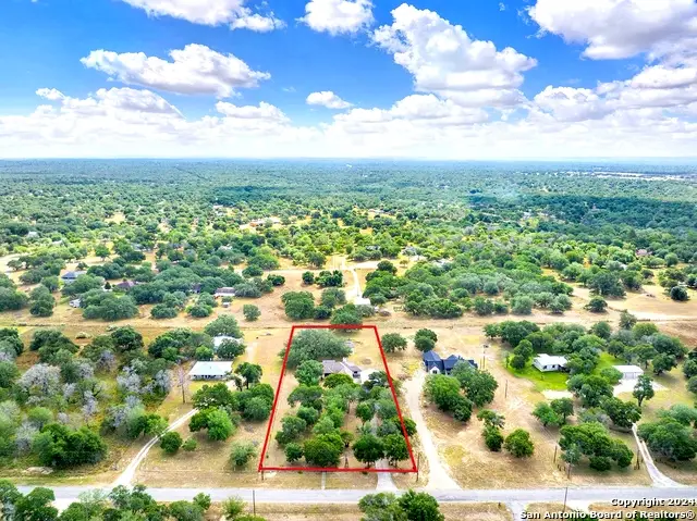 902 Eagle Creek Dr., Floresville, TX 78114 - #2