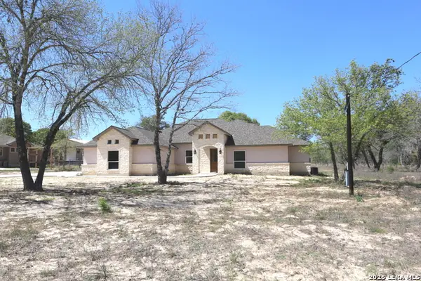193 Oak Fields Dr, Floresville, TX 78114