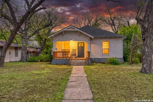 237 W Oak St, Uvalde, TX 78801 - #2