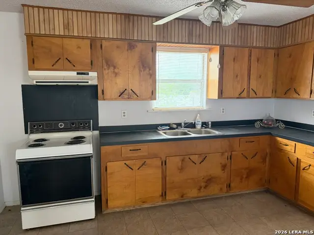 405 N 14th St, Carrizo Springs, TX 78834 - #2