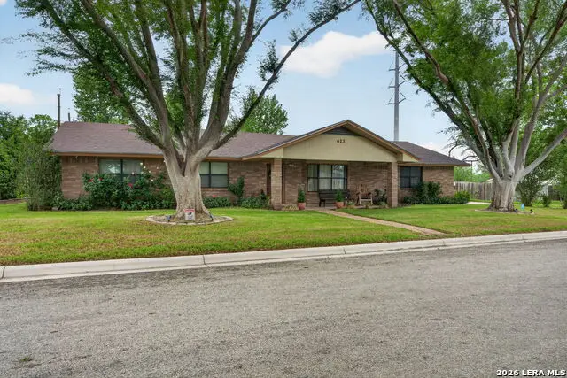 623 Oakland Ave, Gonzales, TX 78629 - #1
