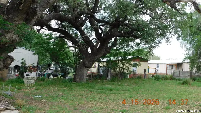 609 4th St, Pleasanton, TX 78064 - #2