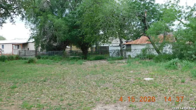 609 4th St, Pleasanton, TX 78064 - #3