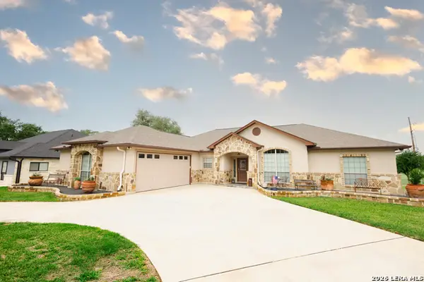 717 Jack Nicklaus, Devine, TX 78016