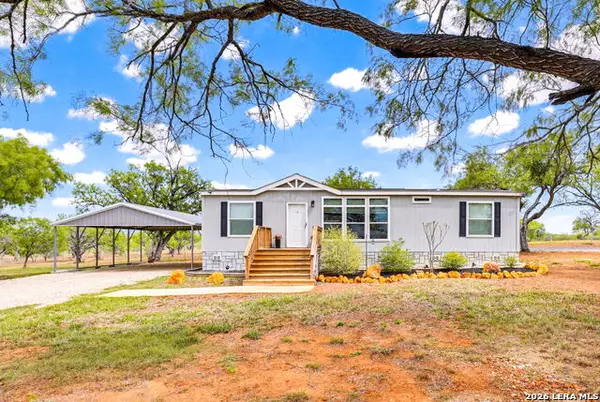 126 County Road 157, Floresville, TX 78114