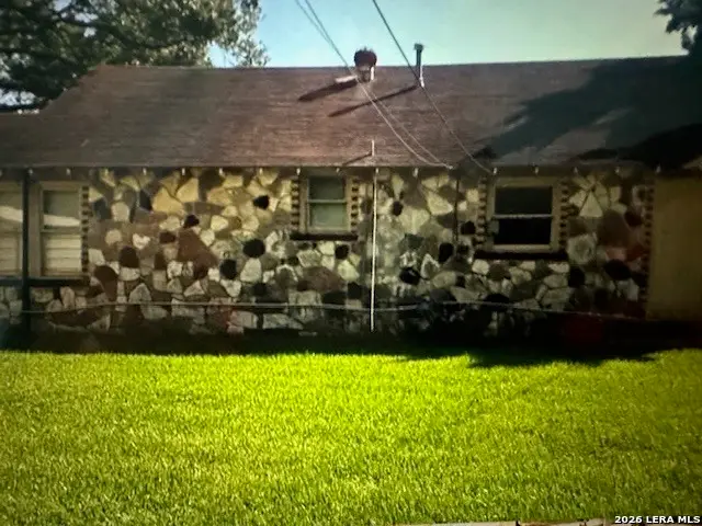 202 E 2nd St, Nixon, TX 78140 - #2
