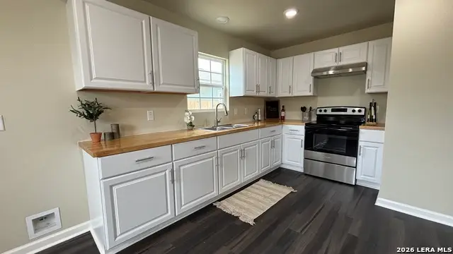 802 E 6th, Nixon, TX 78140 - #2