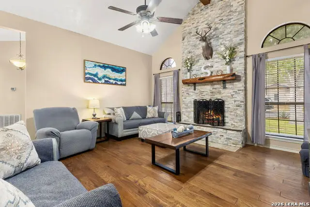 213 Hilltop Dr, Seguin, TX 78155 - #3