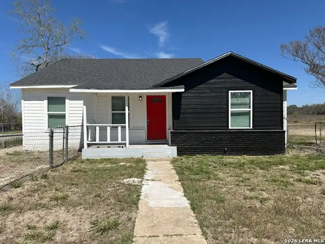 514 Davis Ave, Devine, TX 78016 - #1