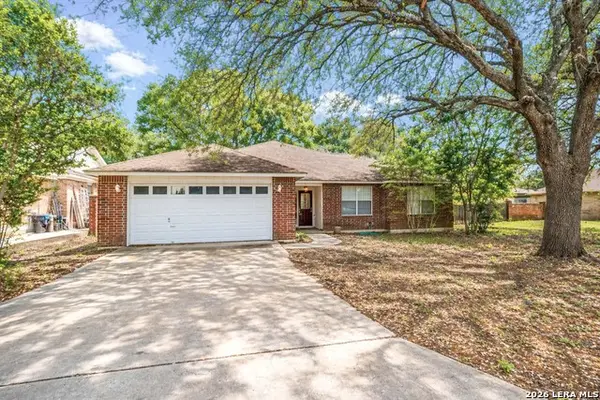 233 Hilltop Dr, Seguin, TX 78155