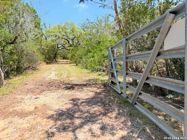 174 Waterman Ln, Pipe Creek, TX 78063 - #2