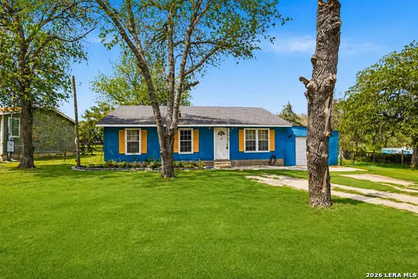 4615 Waterwood Pass Dr, Elmendorf, TX 78112