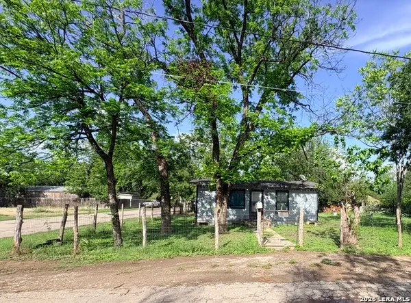 500 Margarita St, Uvalde, TX 78801