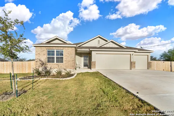 121 Cheyenne Dr, Floresville, TX 78114