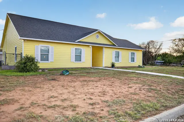 1006 E Taft St, Pearsall, TX 78061 - #3