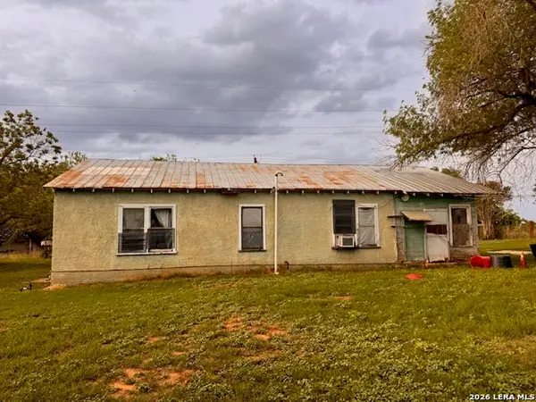 1115 County Road 669, Devine, TX 78016