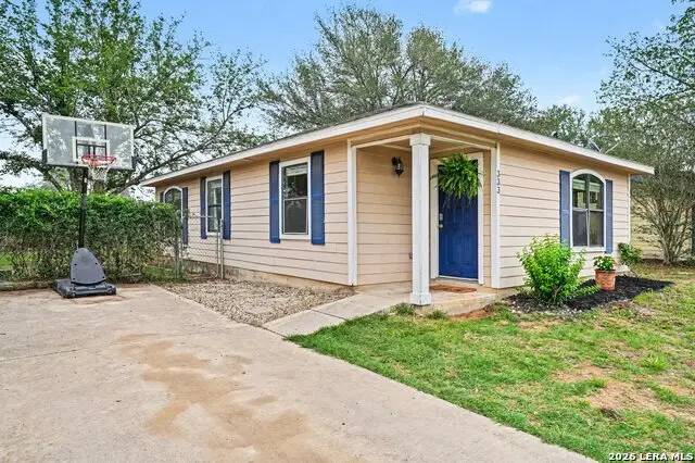 333 Wildrose Dr, Floresville, TX 78114 - #3