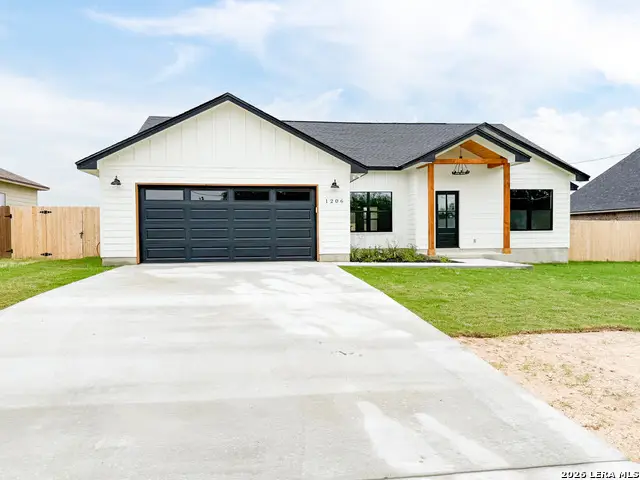 1206 Devine Dr, Devine, TX 78016 - #2