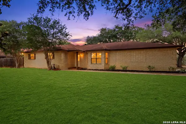 106 Oak Ridge Dr., La Vernia, TX 78121