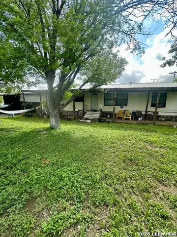 906 El Paso St, Sabinal, TX 78881