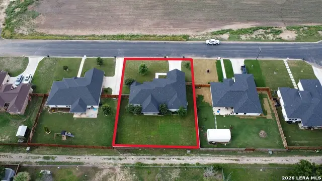 806 34th St, Hondo, TX 78861 - #3