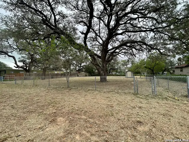 822 Market St, Pleasanton, TX 78064 - #3