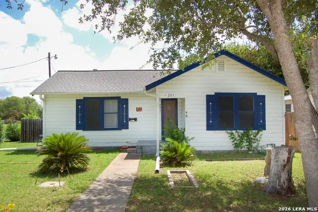 201 S Alta Vista St, Beeville, TX 78102 - #1