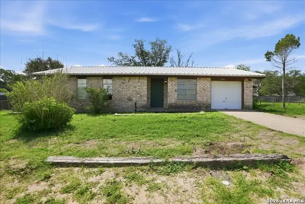 1307 Amy St, George West, TX 78022