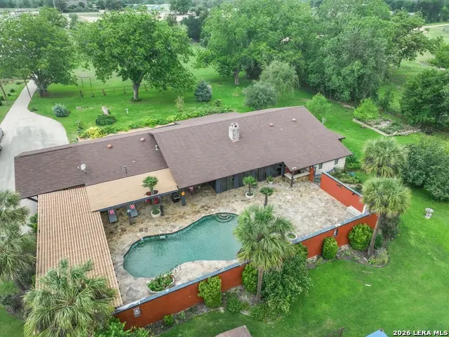 2035 S Magnolia Ave, Luling, TX 78648 - #1