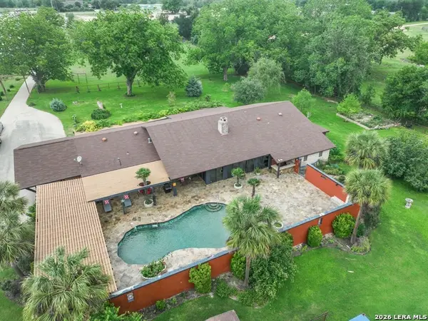 2035 S Magnolia Ave, Luling, TX 78648