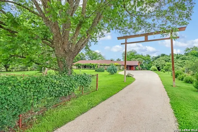 2035 S Magnolia Ave, Luling, TX 78648 - #3