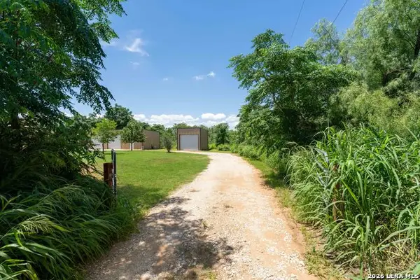 9195 S Loop 1604 E, Elmendorf, TX 78112