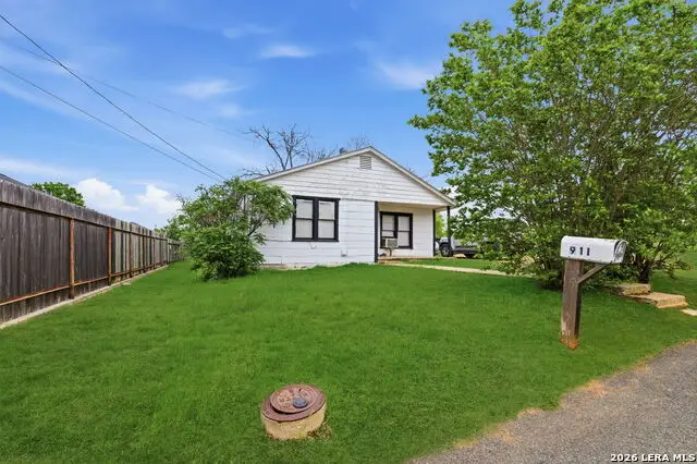911 Hill St, Fredericksburg, TX 78624 - #2