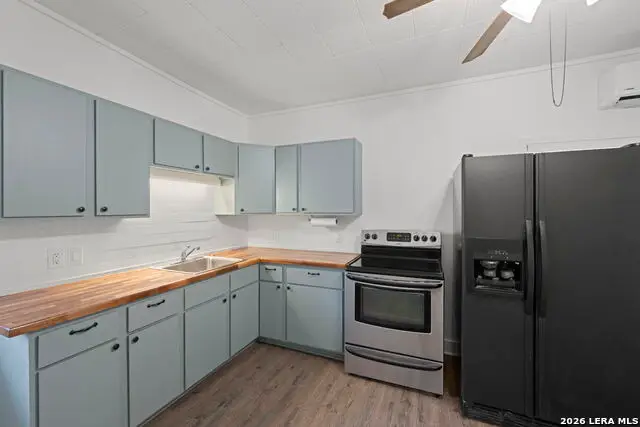 1421 Park St, Kerrville, TX 78028 - #2