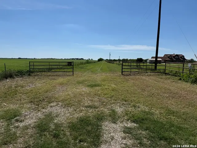 16293 Fm 472, Bigfoot, TX 78016 - #1