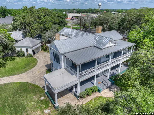 214 S Pecan Ave, Luling, TX 78648 - #1