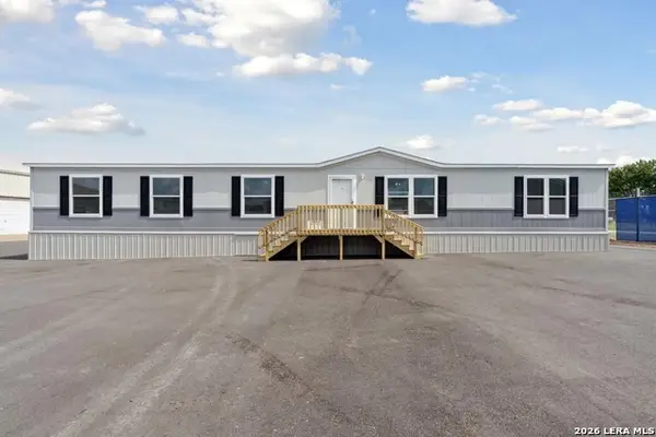 136 Parkview, Floresville, TX 78114