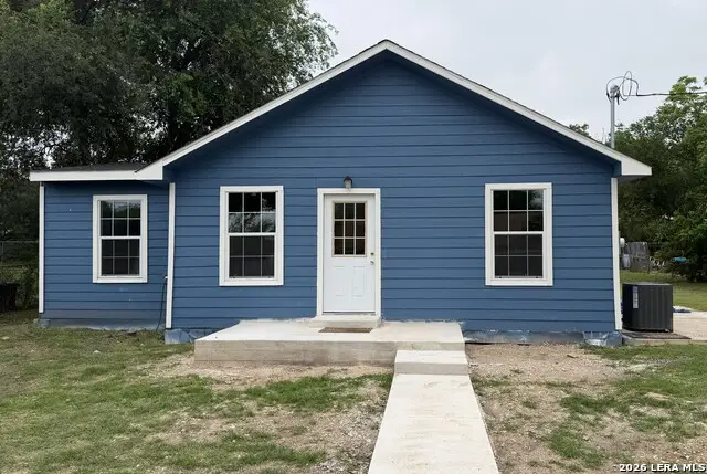 108 W Knippa St, Uvalde, TX 78801 - #1