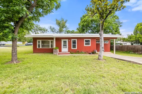 304 W Live Oak St, Fredericksburg, TX 78624