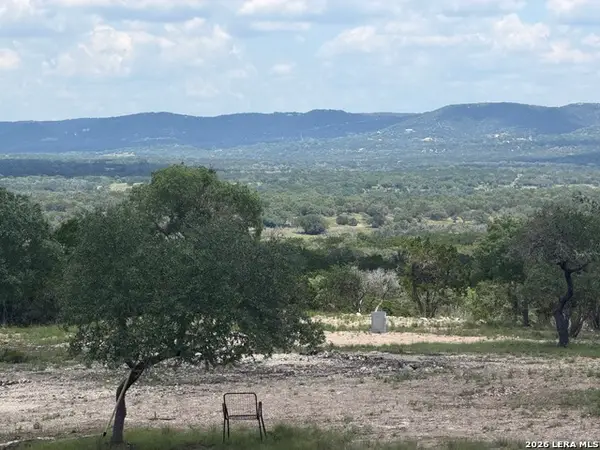 190 N Polly Peak, Bandera, TX 78003