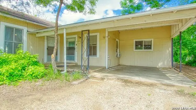 1107 Trail St, Floresville, TX 78114 - #3