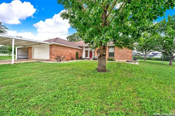 124 Country Gardens, La Vernia, TX 78121