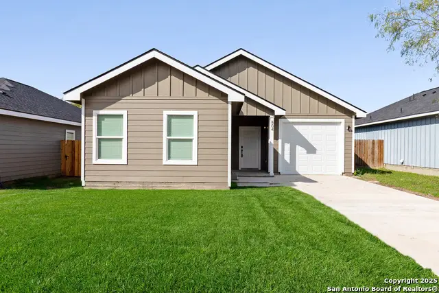 804 W Huntington St, Beeville, TX 78102 - #1