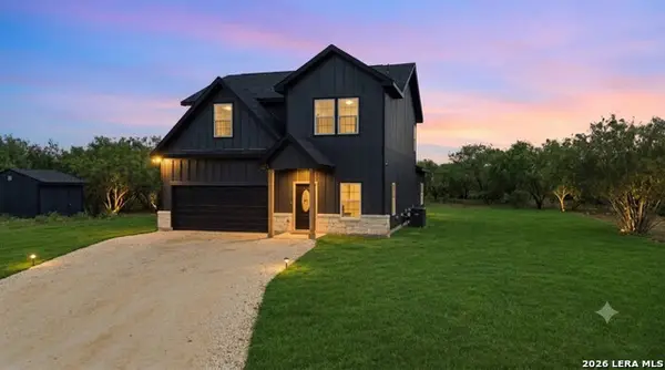111 County Road 2660, Devine, TX 78016