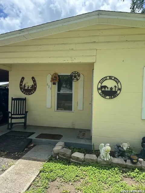 404 Polk St, Sabinal, TX 78801