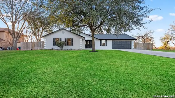 300 Ridge Crest Dr, Seguin, TX 78155